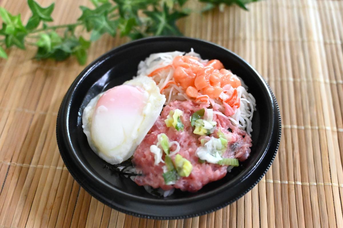 ねぎとろサーモン半熟たまご丼